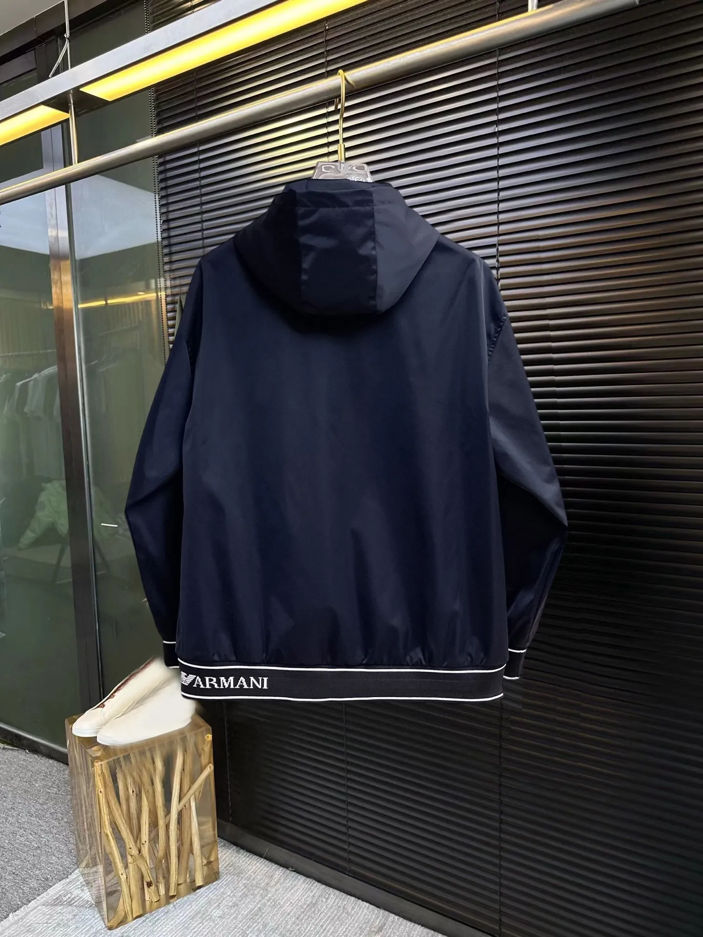 Armani official website Same Style, complete with three labels, on sale in advance. 2026 Autumn and Winter New Arrival men's jacket, Original with complete three labels, Premium version. Custom-made fabrics at the counter. Breathable, high comfort, impeccable details, brand element design concept, reflecting high quality. It feels delicate and soft, presents a casual cut, and has a great upper body shape. Sizes: M～3XL,